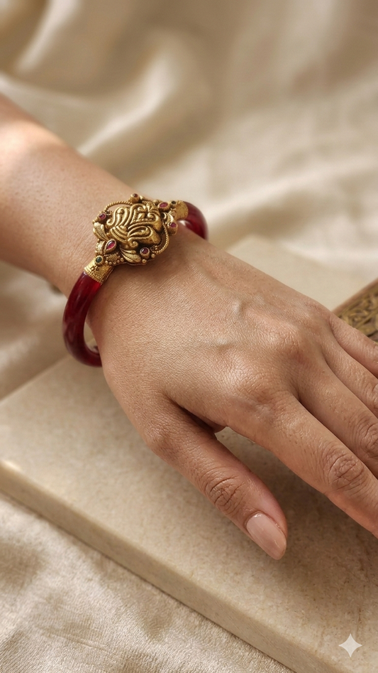 Bangle Red with Nagas Mogappu