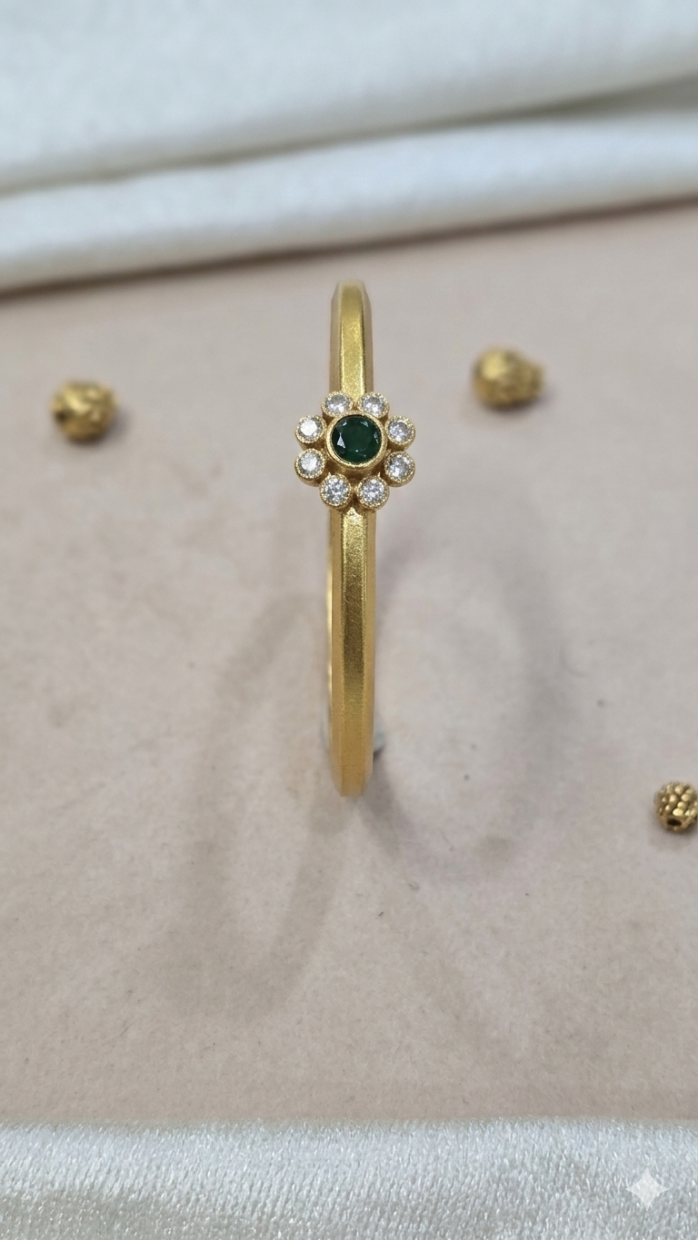 Nagas Bangle with green stone