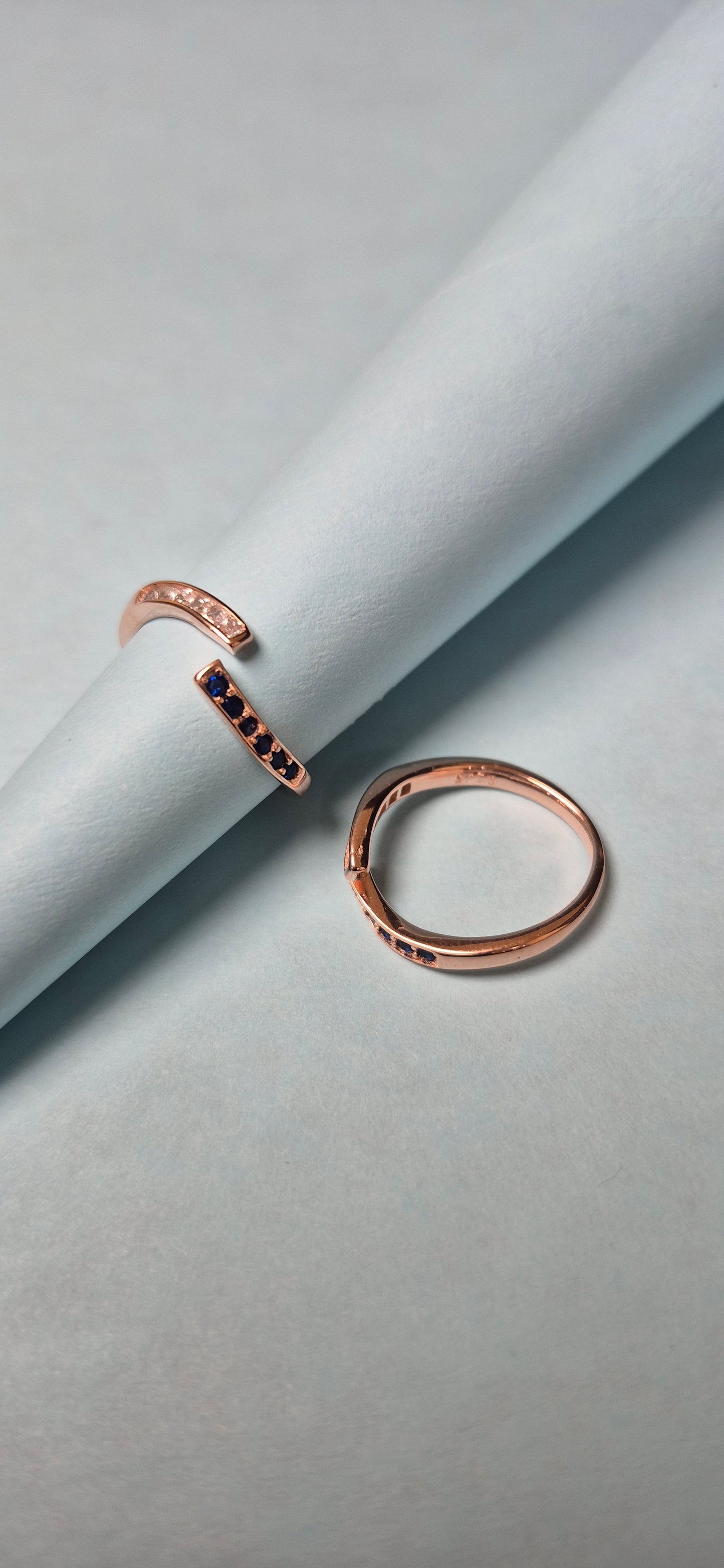Cross over rose gold toe ring