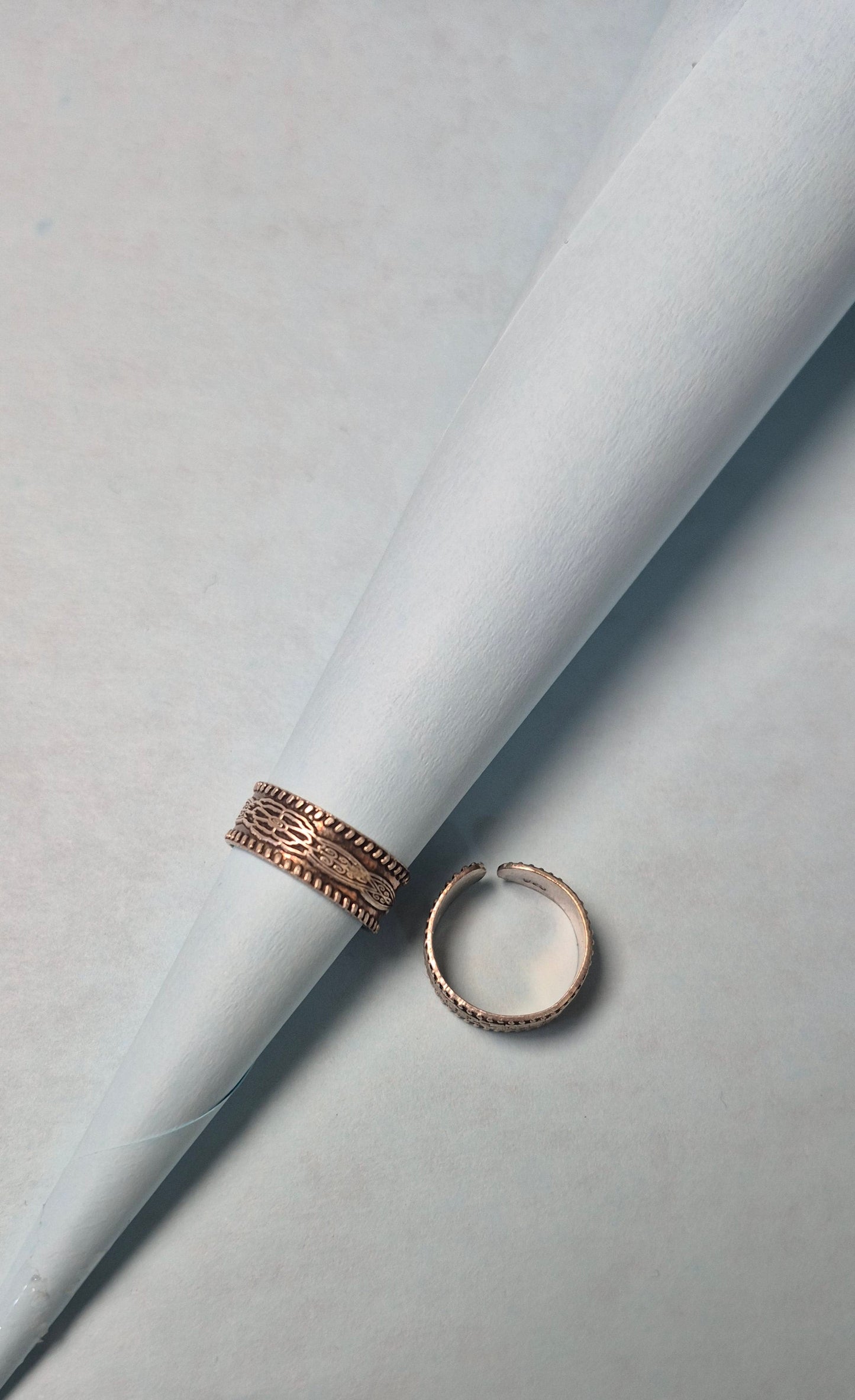 Oxidised flower design toe ring