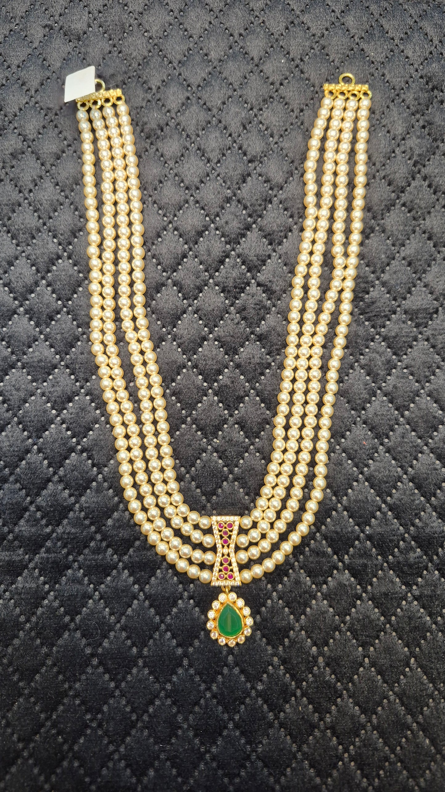 4 layer Short Necklace in pearls with red and green stones