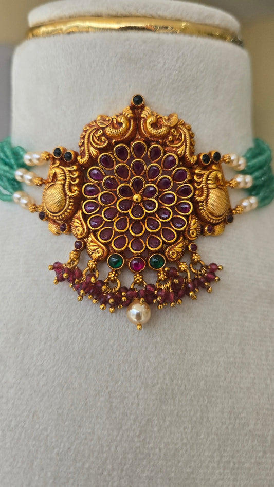 Kemp Nagas chocker Necklace handcrafted with green semi precious beads