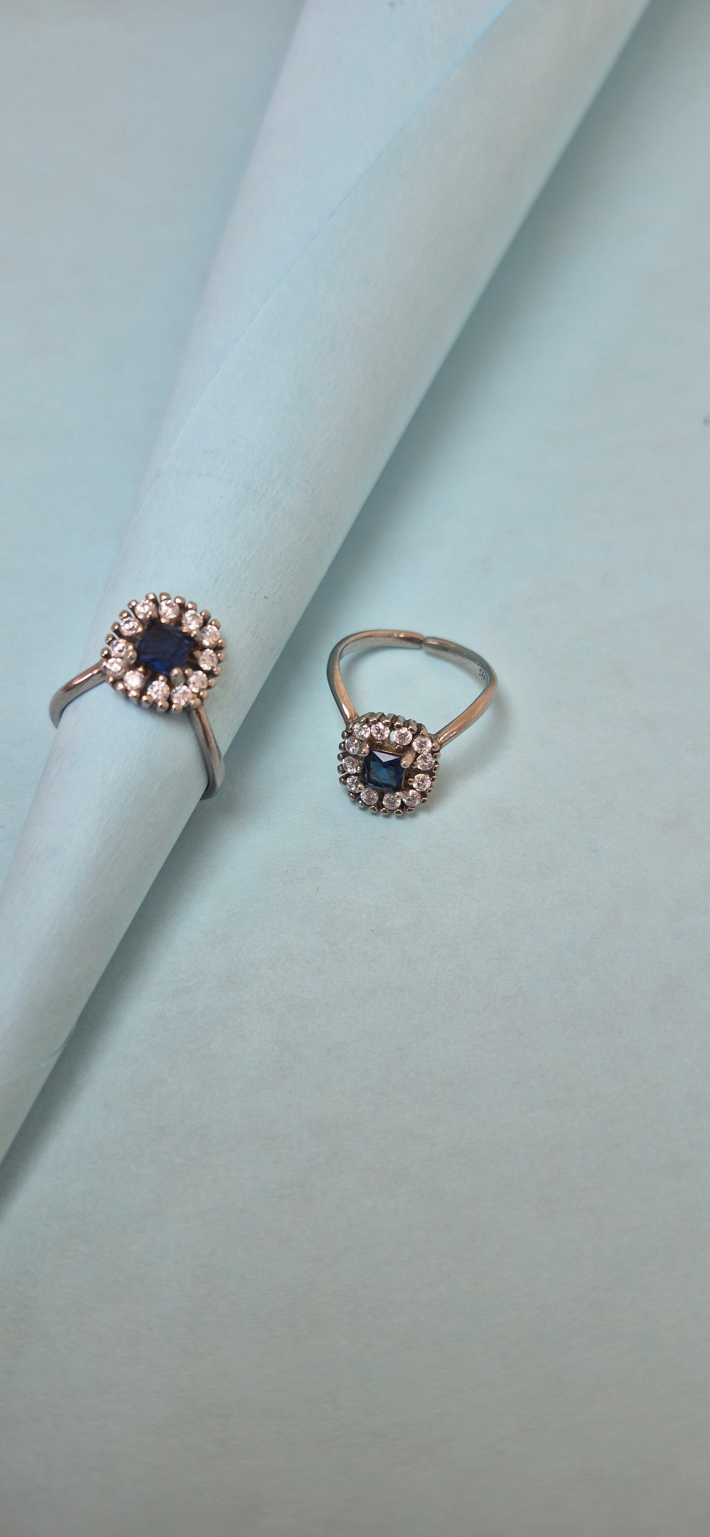 V style toe ring blue