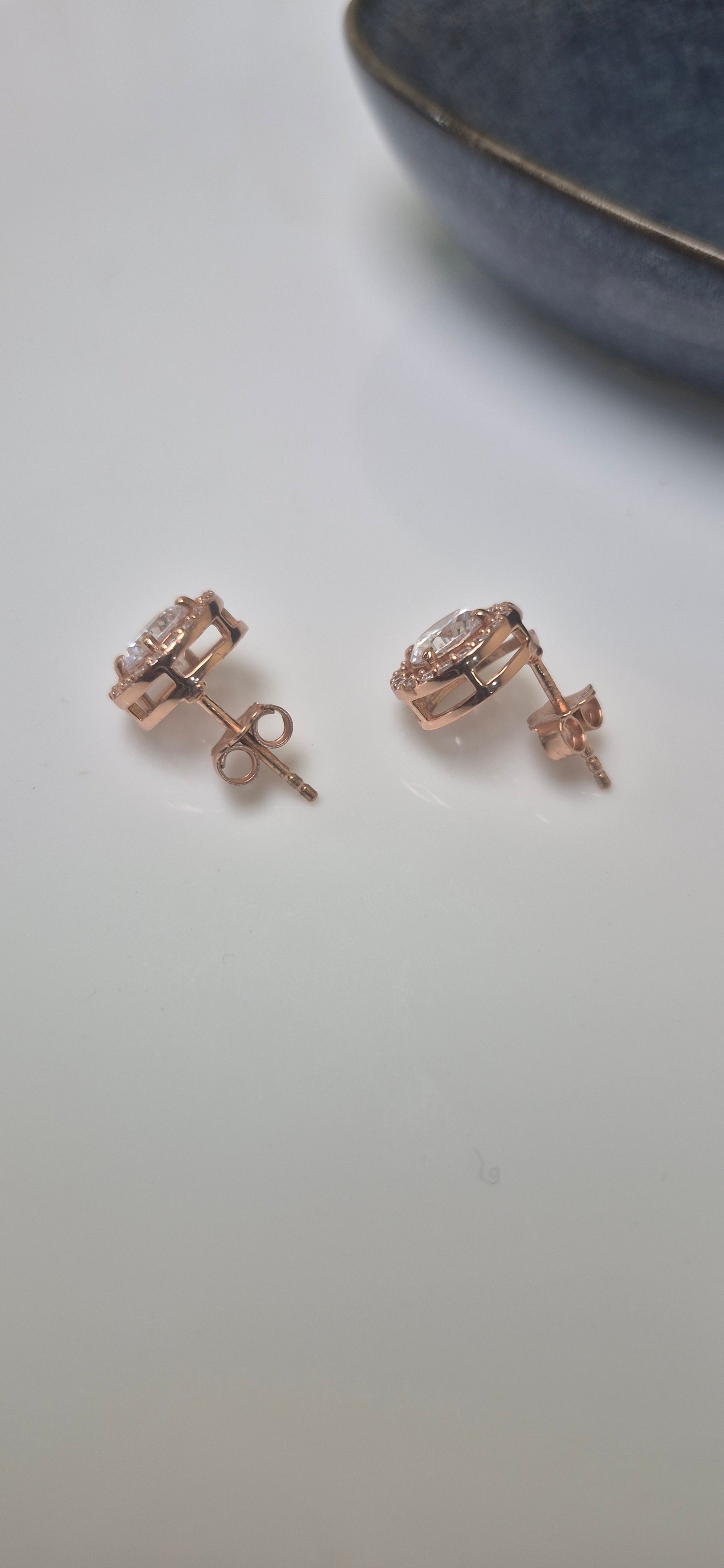 Round zircon studs
