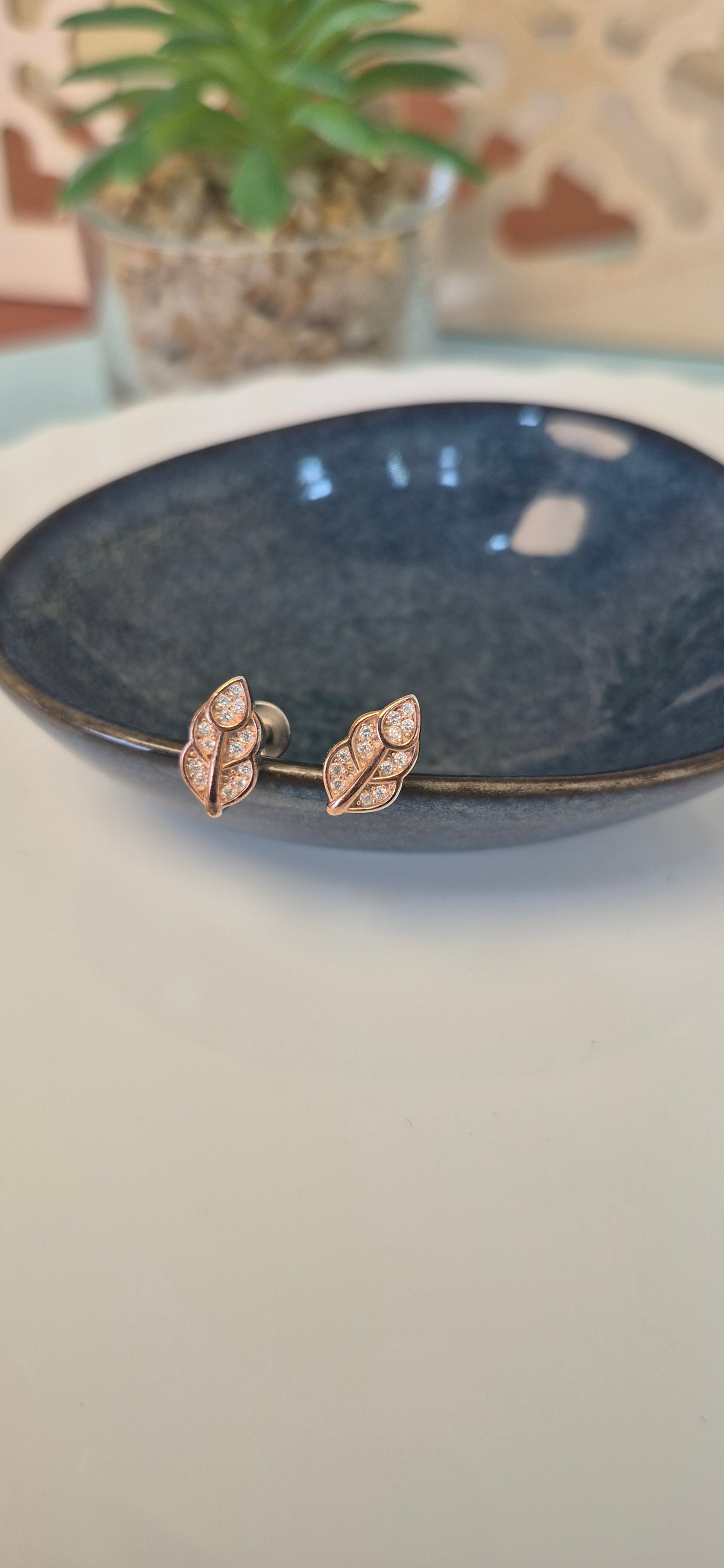 Leaf dual tone stud
