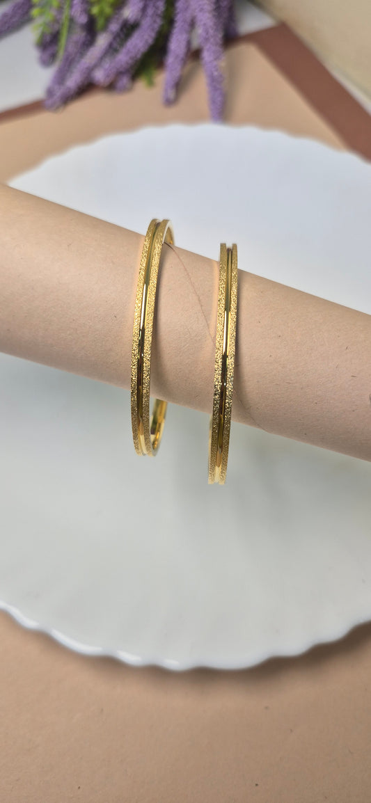 Plain bangle single gold line size 2.2