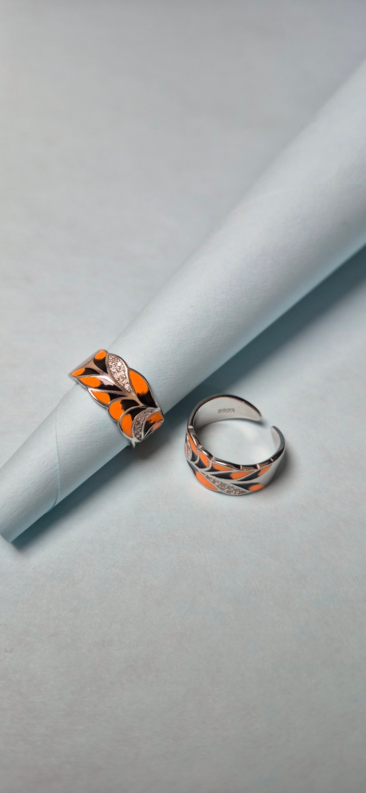 Feathery enamel toe rings