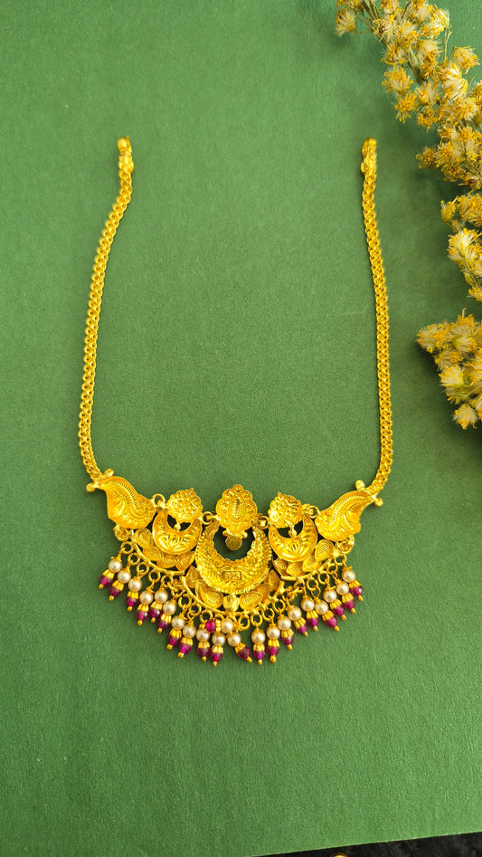 Nakas chandbali short necklack with red beads
