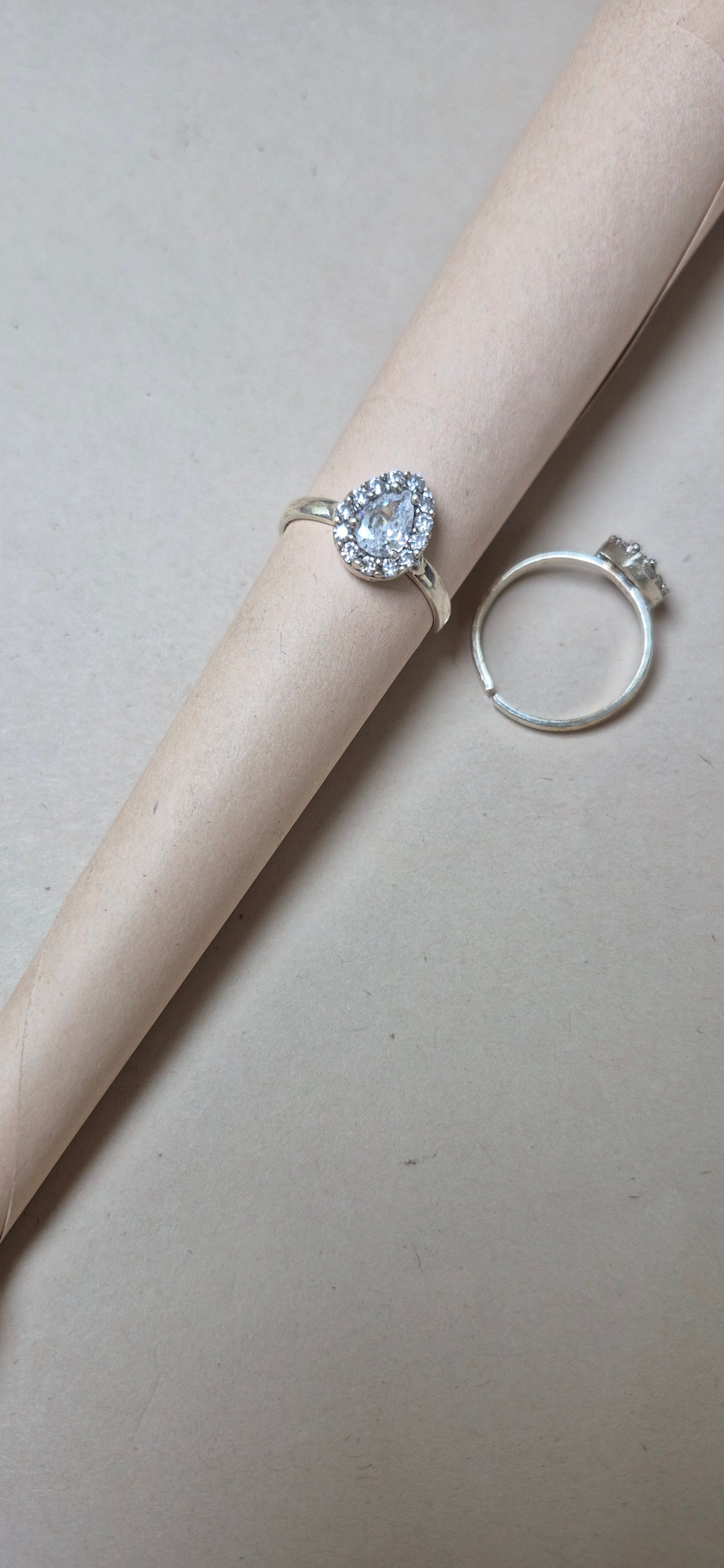 Drop stones toe ring