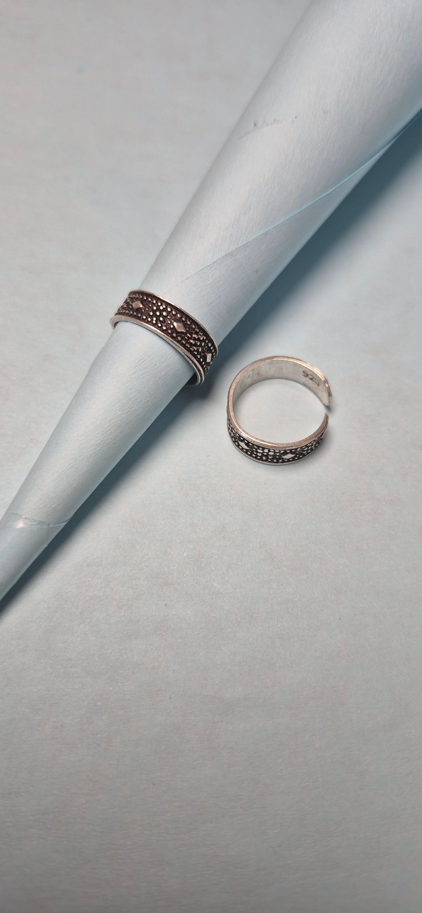 Oxidised dotted toe rings