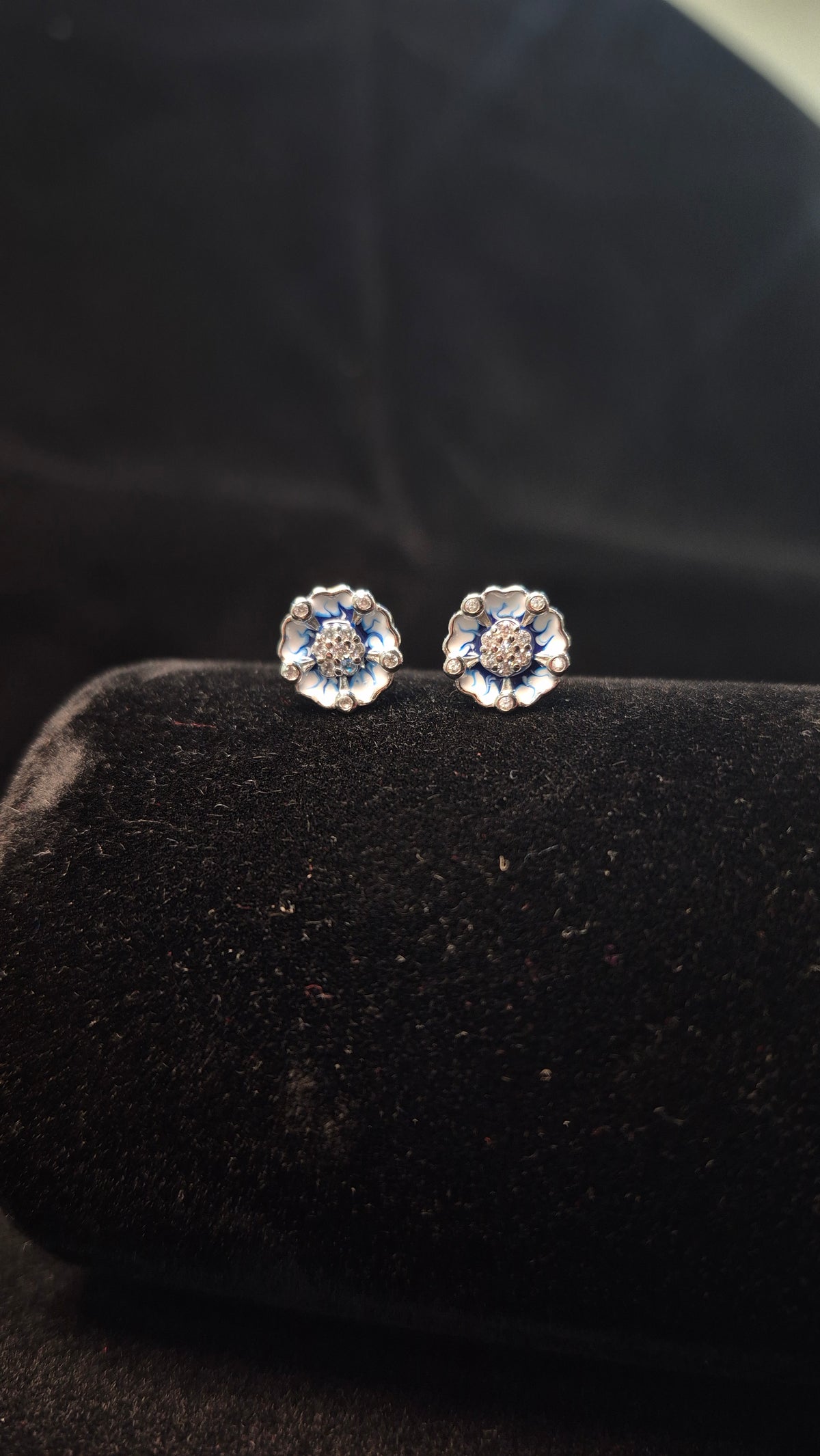 Double colour stone round flower