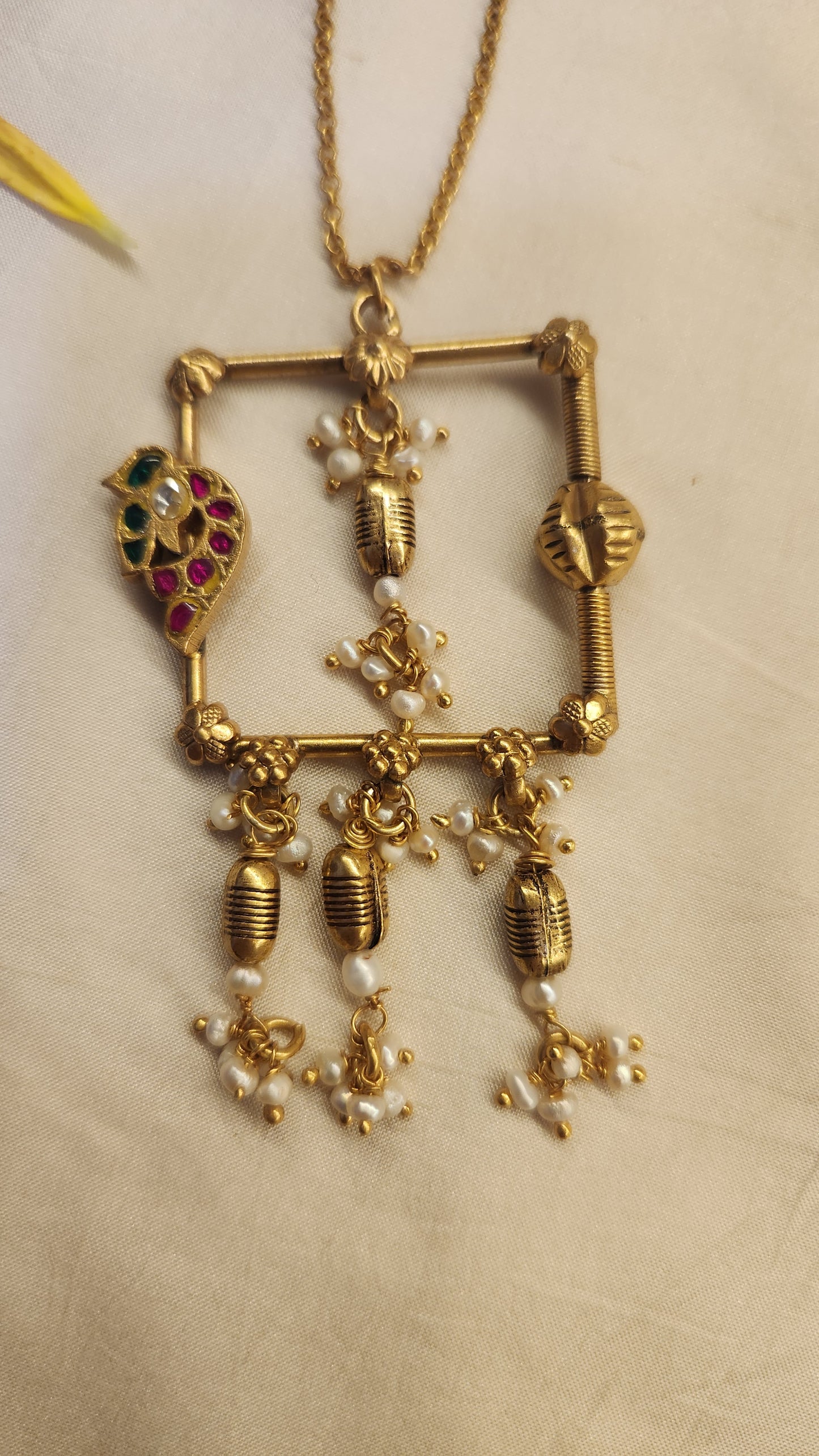 Contemporary chain with kundan pendant