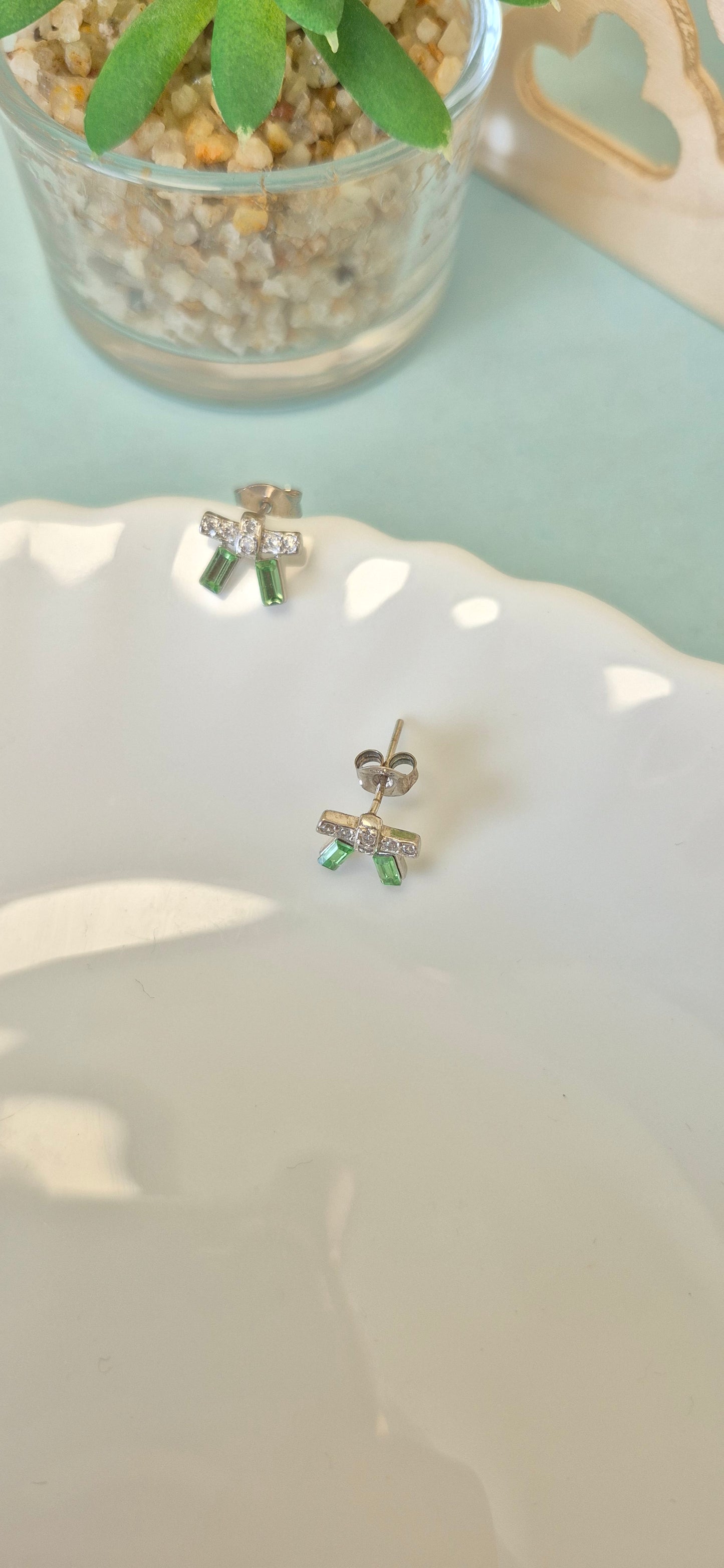 Green Bow stud