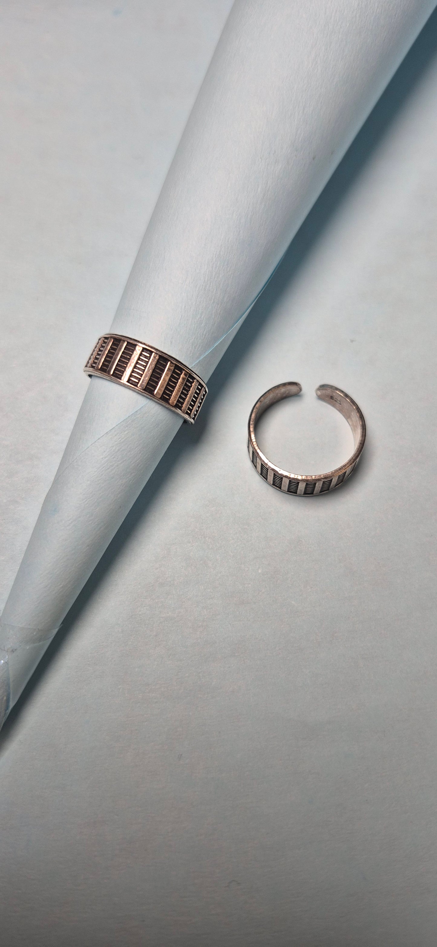 Oxidised lines toe rings