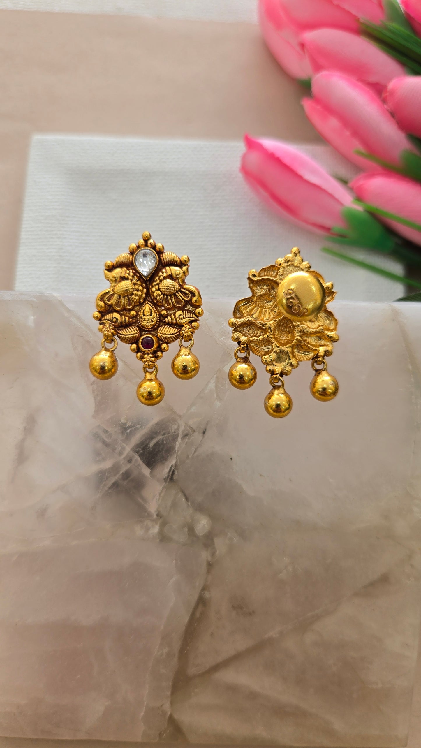 Nakas stud with gold balls