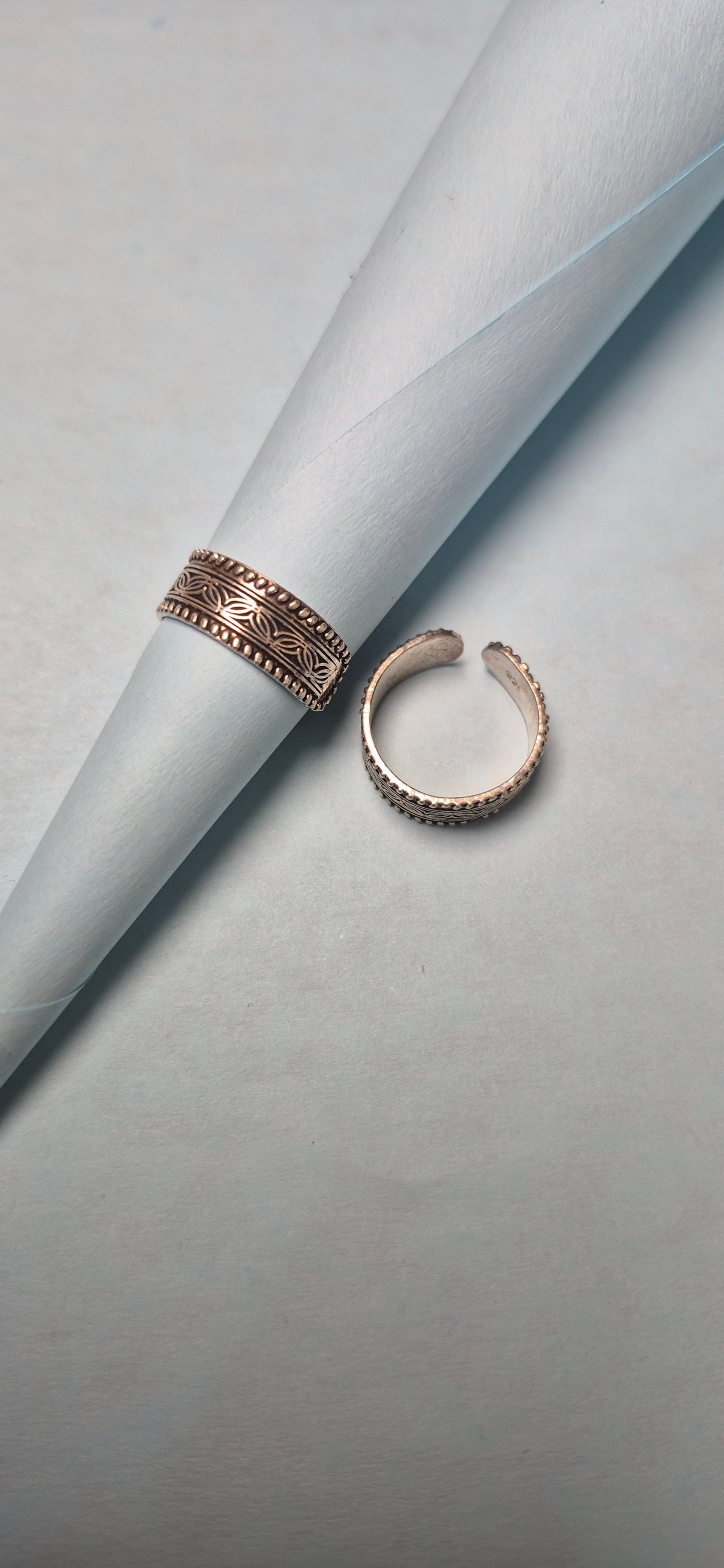 Cross leaf toe rings
