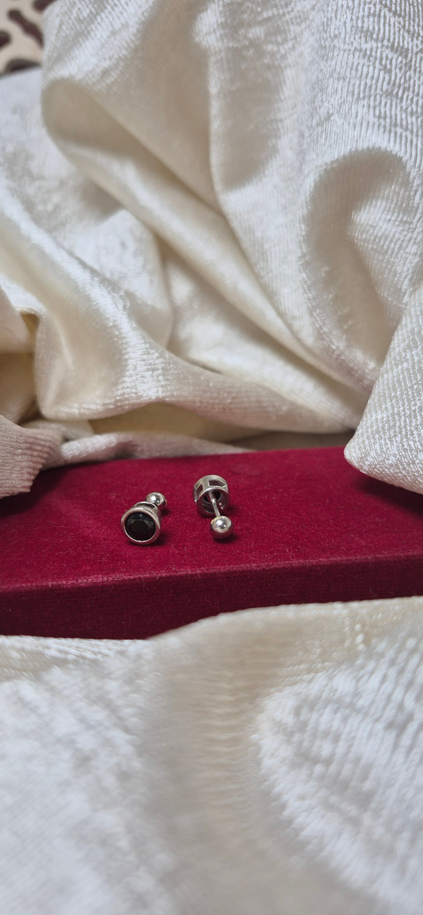 Black round stone helix stud