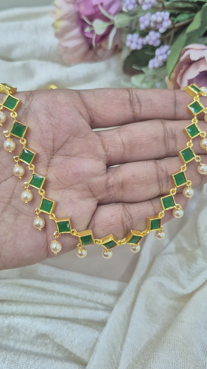 Green stone pearl short necklace