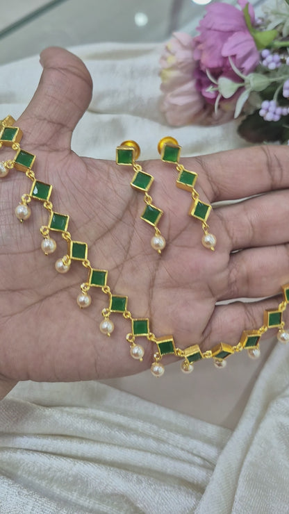 Green stone pearl short necklace
