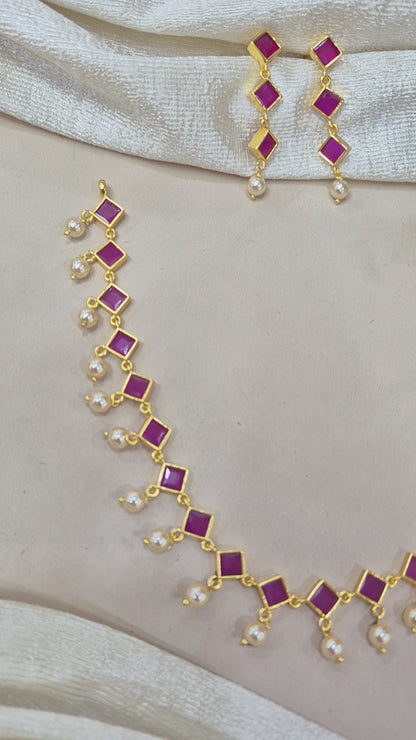 Red stone pearl short necklace