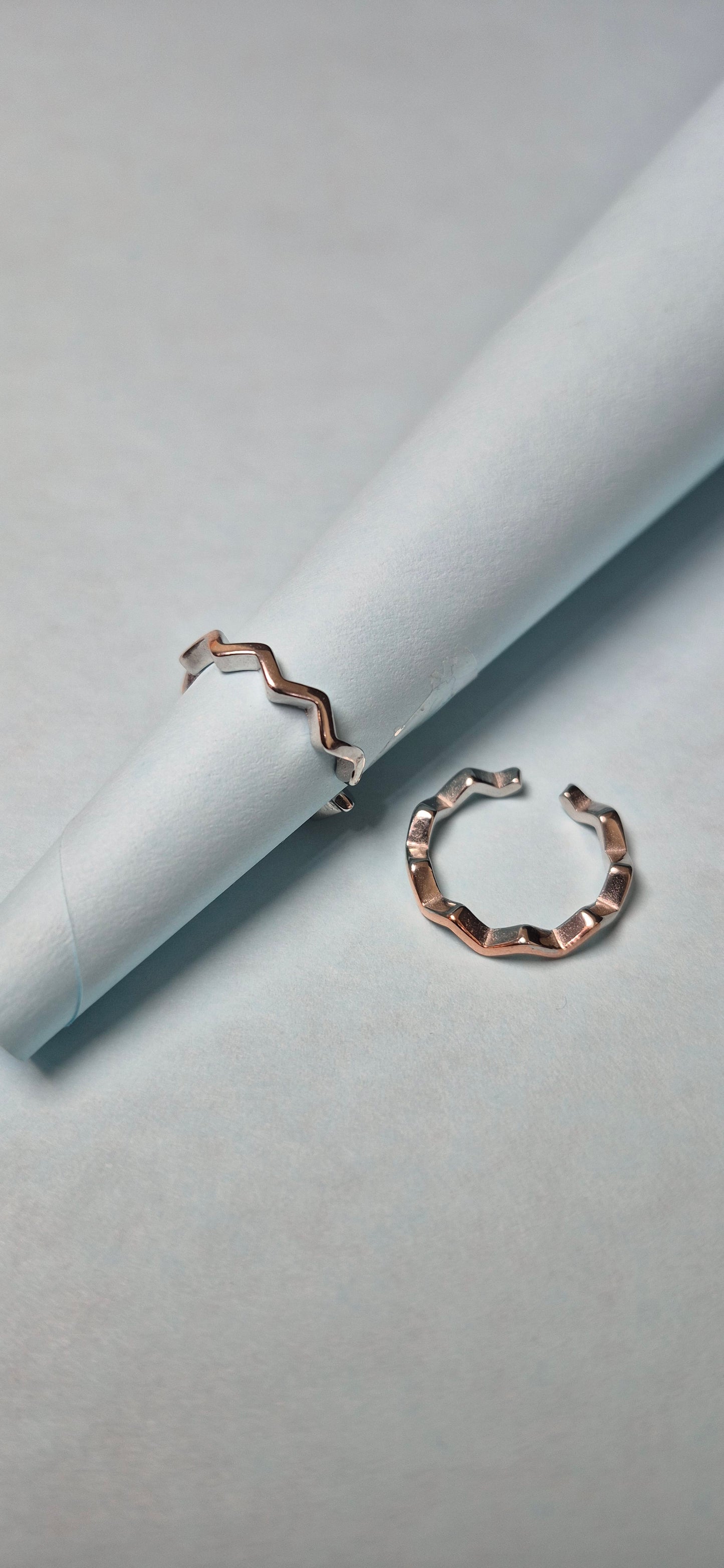 Zig zag dual tone toe rings