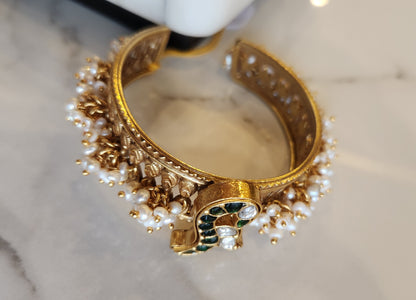 Contemporary pearl and kundan bangle