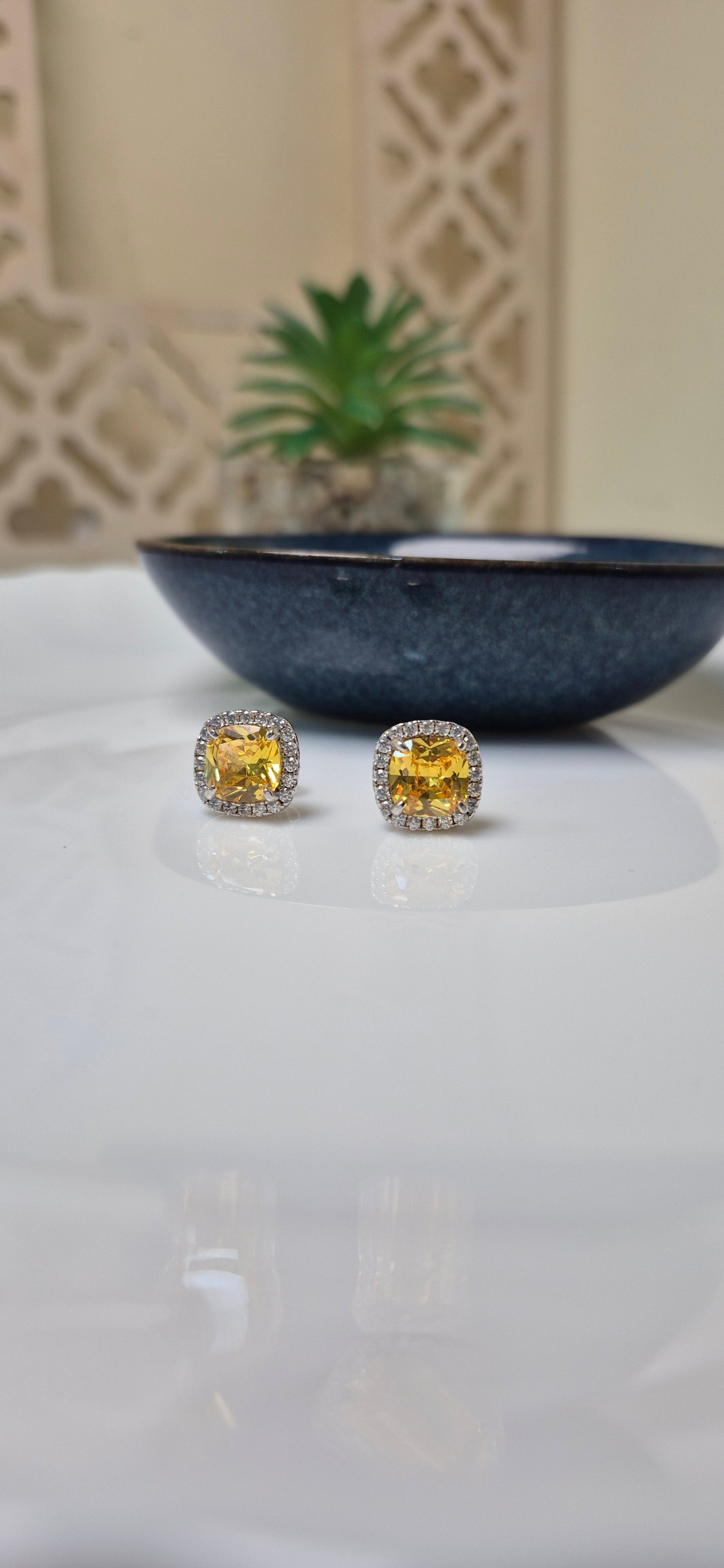 Yellow stone stud