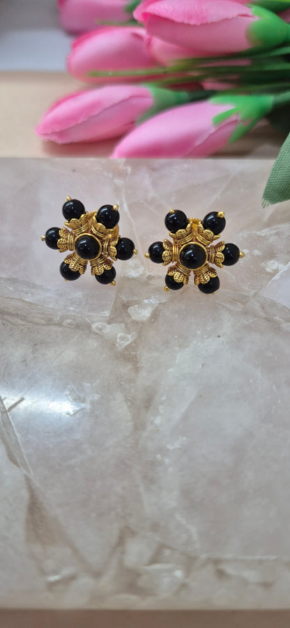 Black beads stud