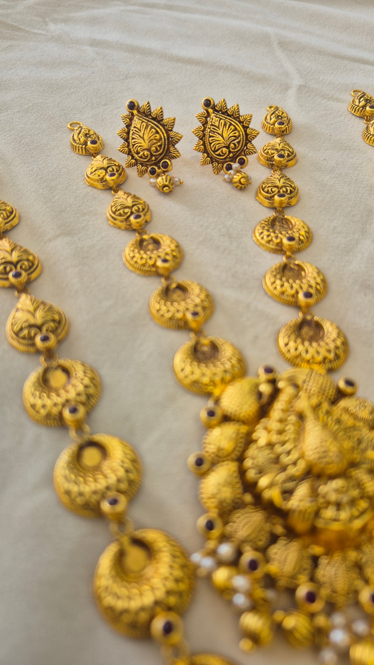 Nakas Peacock Necklace set with gold balls