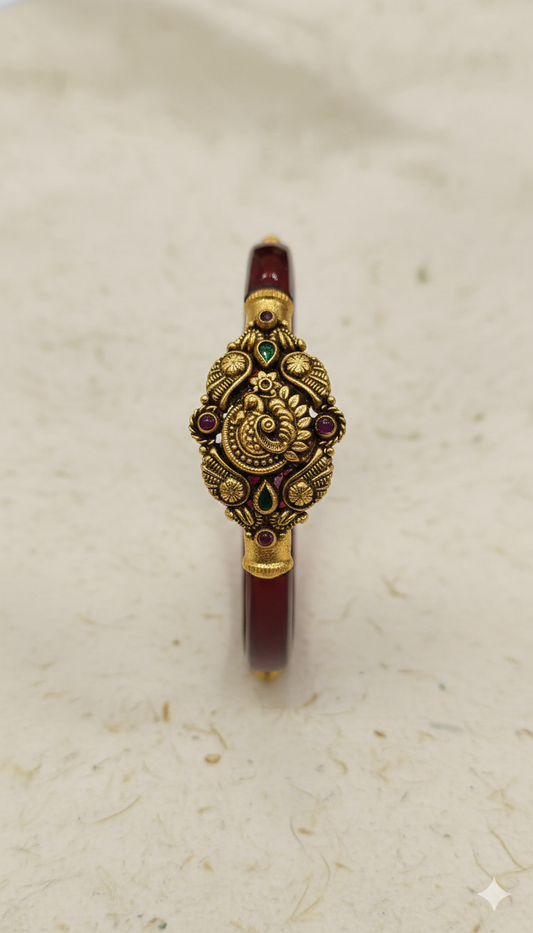 Red bangle with Nagas Mogappu