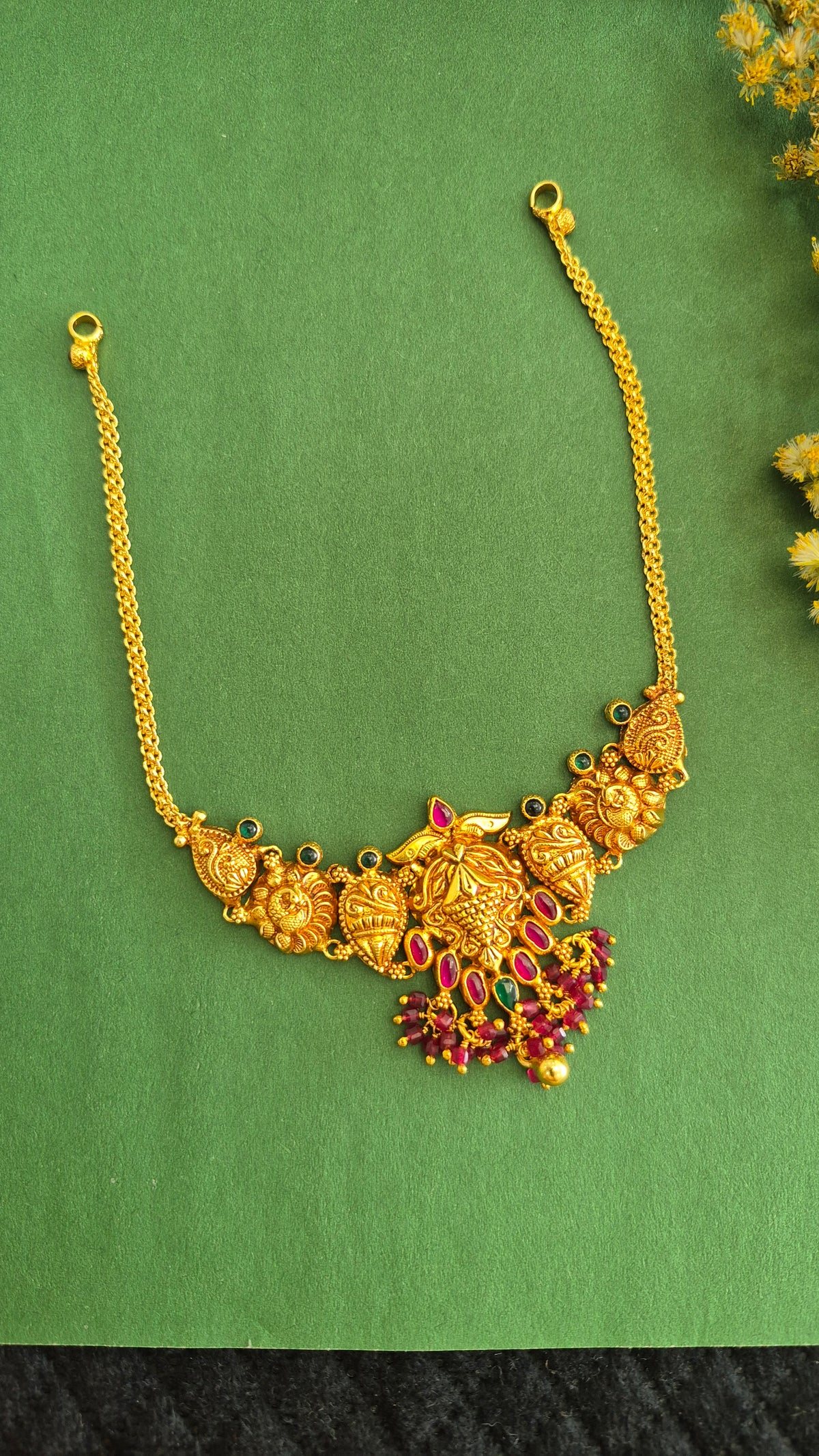 Nakas short necklace