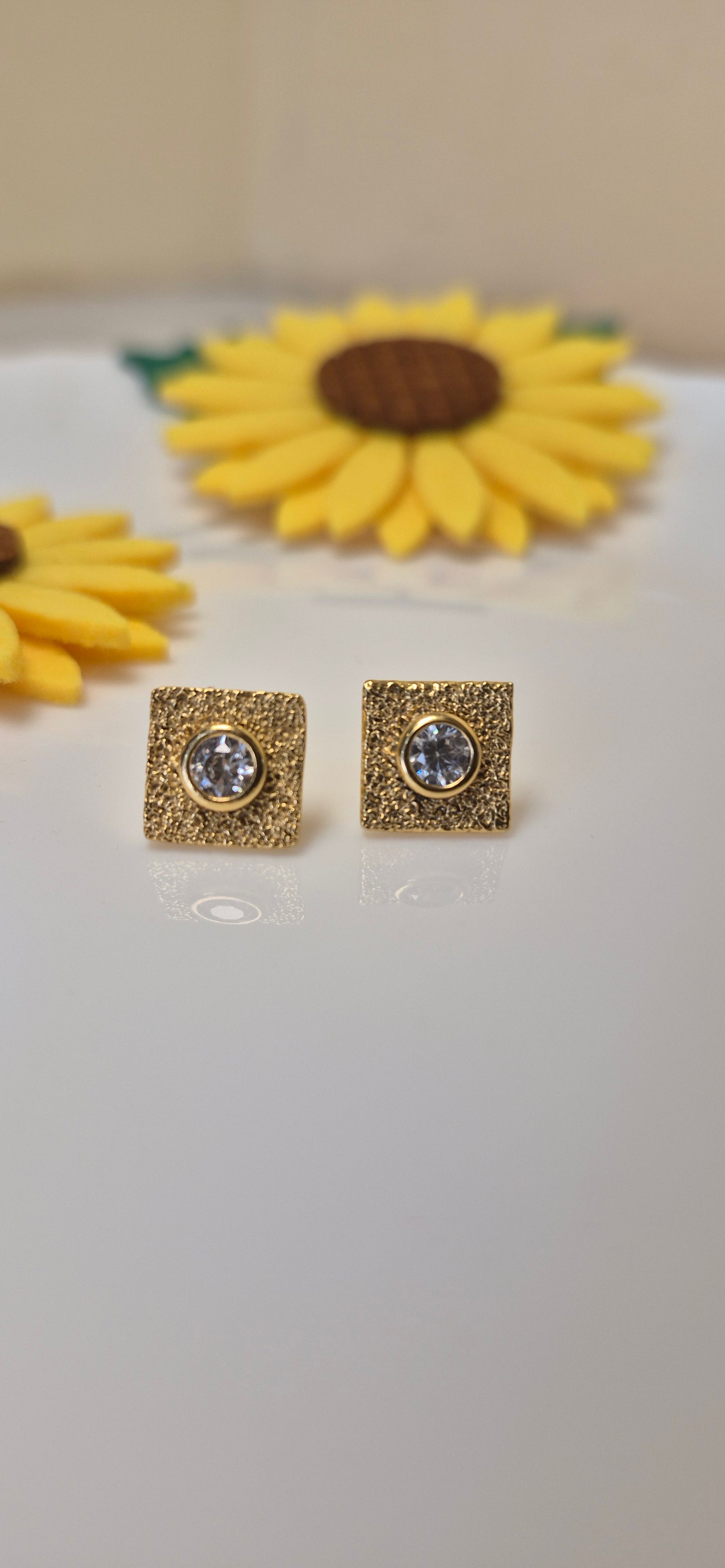 Square stud with center round stone