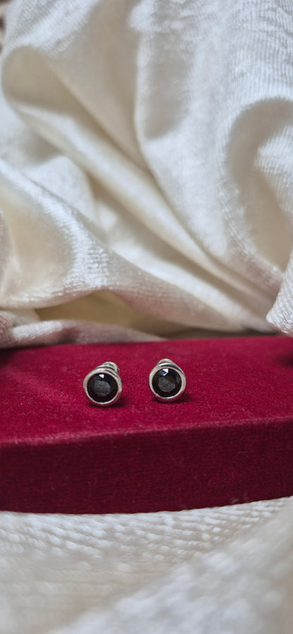 Black round stone helix stud