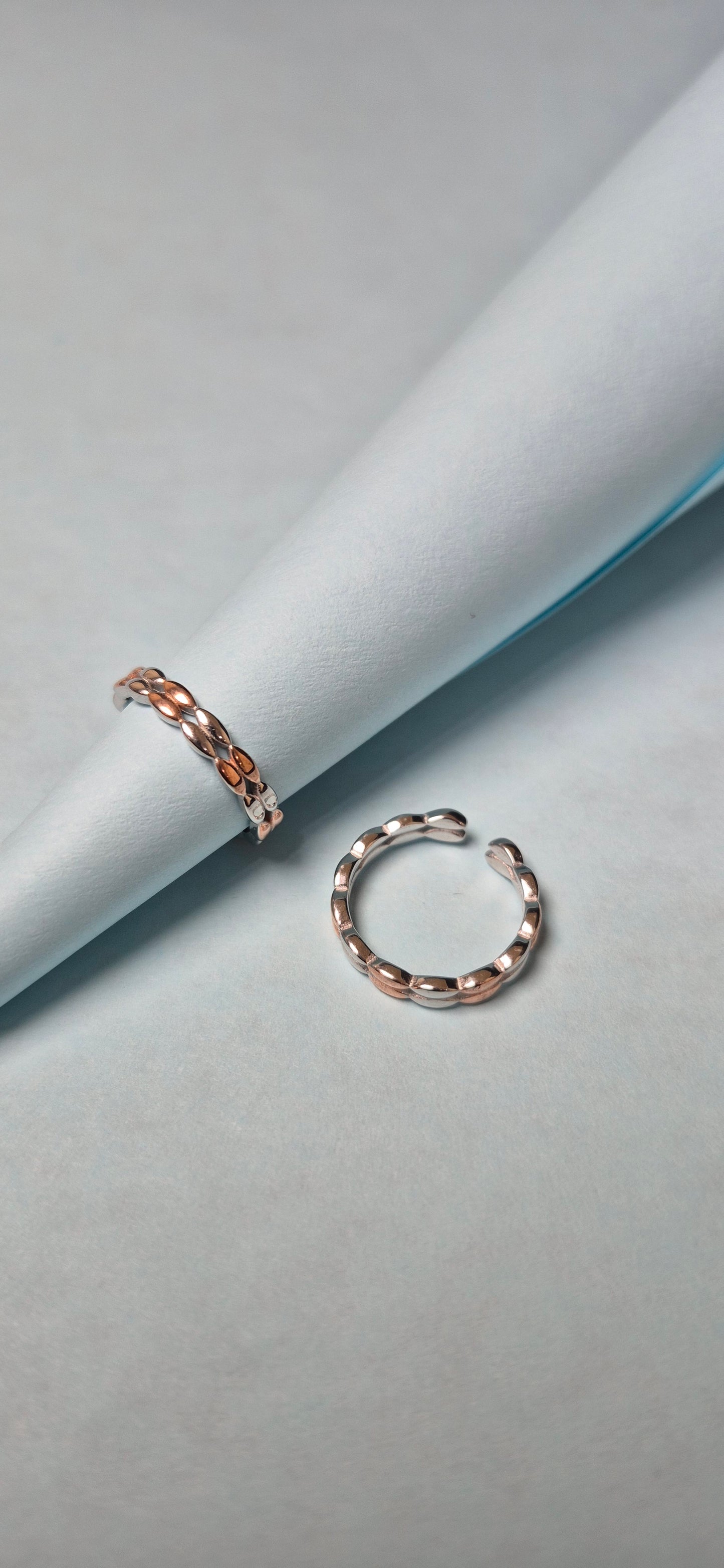 Twin line dual tone toe rings