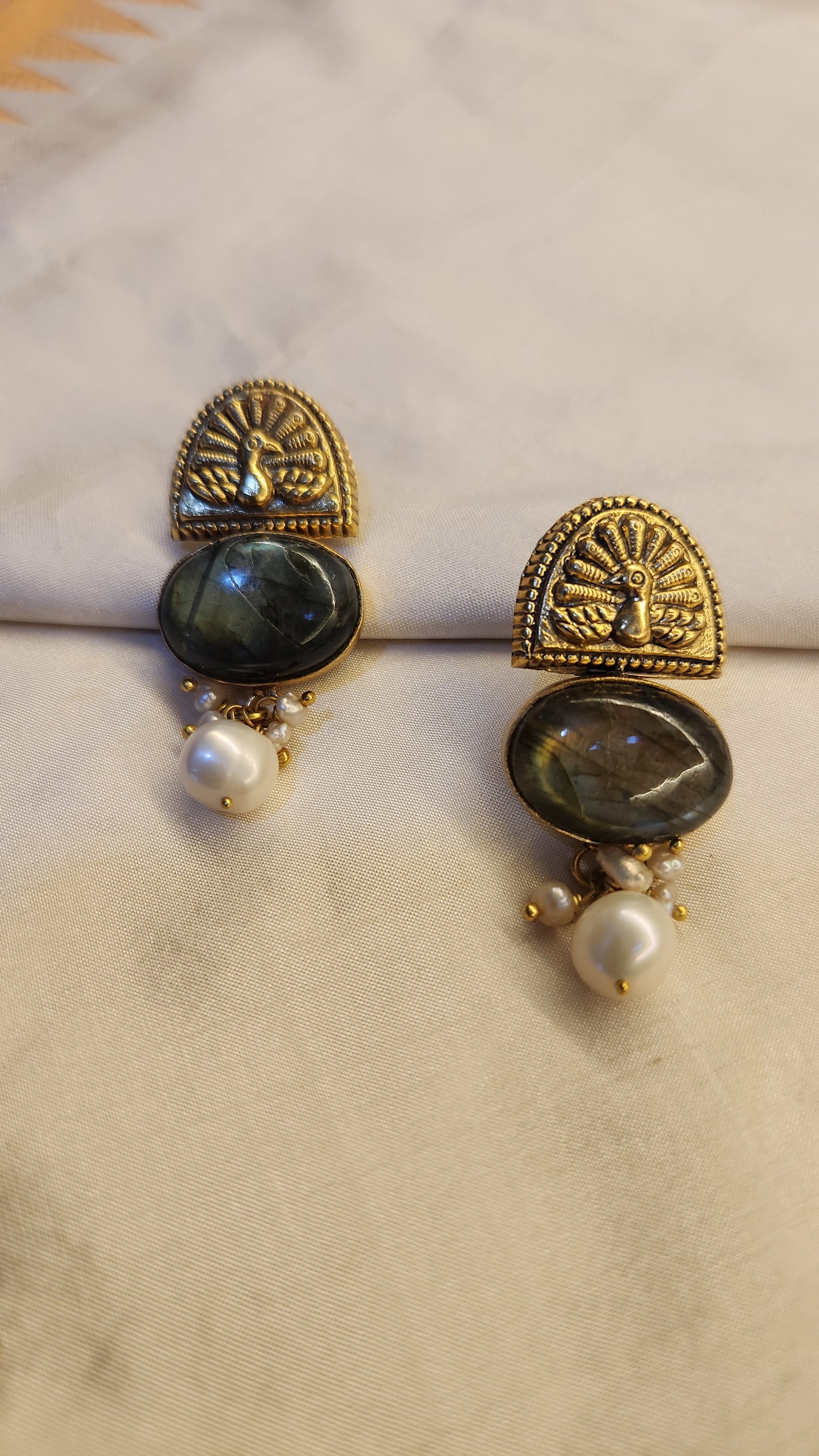 Labradorite contemporary set with fresh pearl chain
