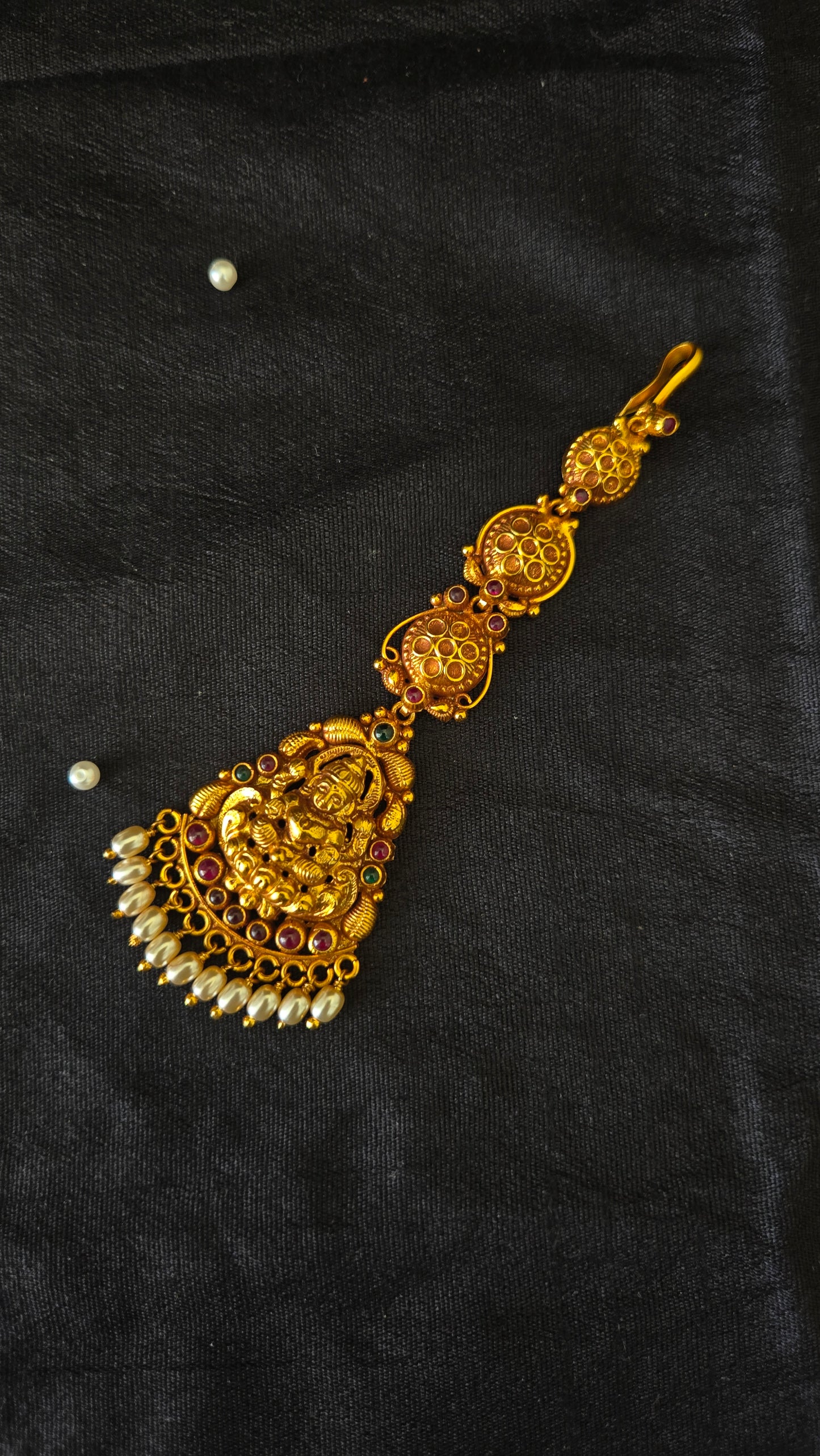Nakas lakshmi maang tikka with pearls