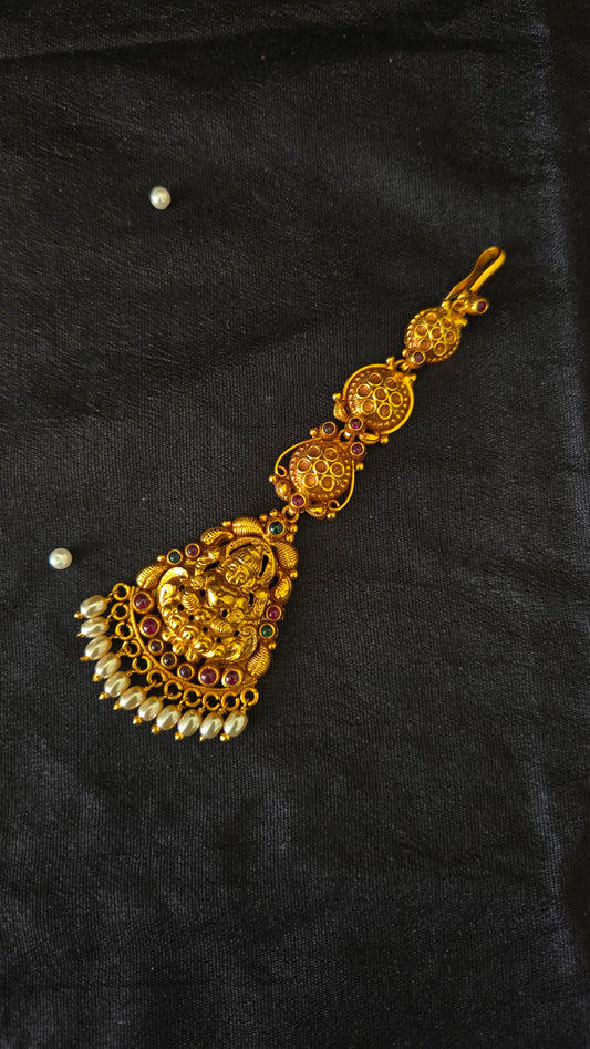 Nakas lakshmi maang tikka with pearls
