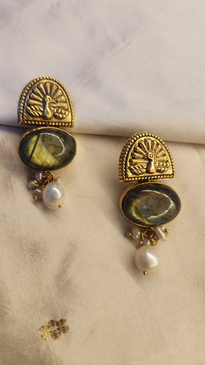 Labradorite contemporary set with fresh pearl chain