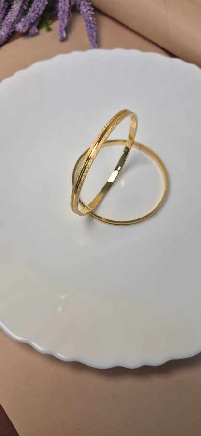 Plain bangle single gold line size 2.2