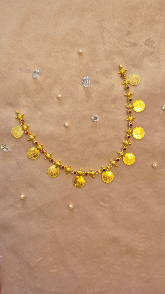 Minimal Kasu short necklace red stones