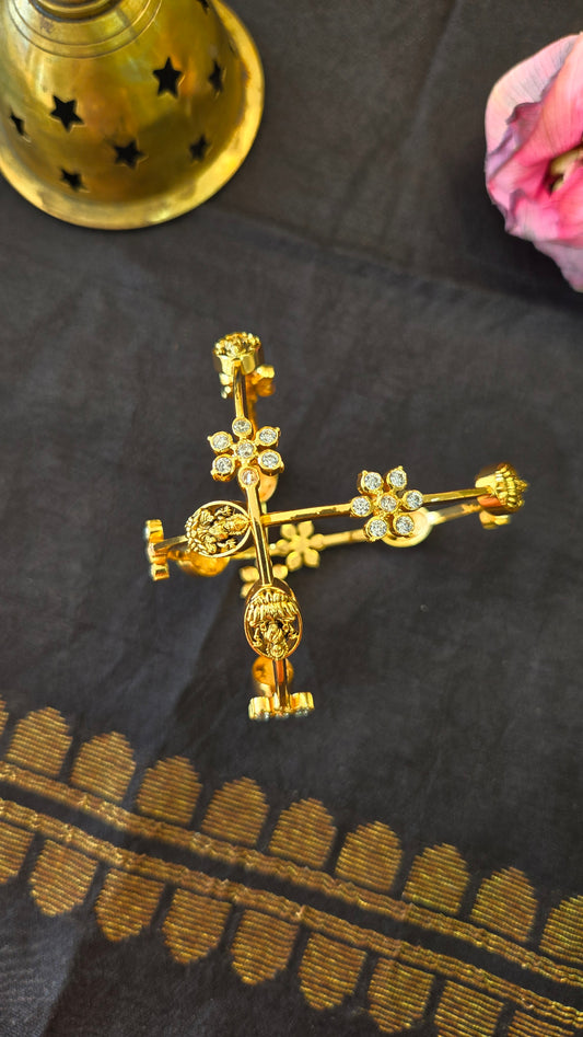 Laxmi Nagas bangle with closed setting