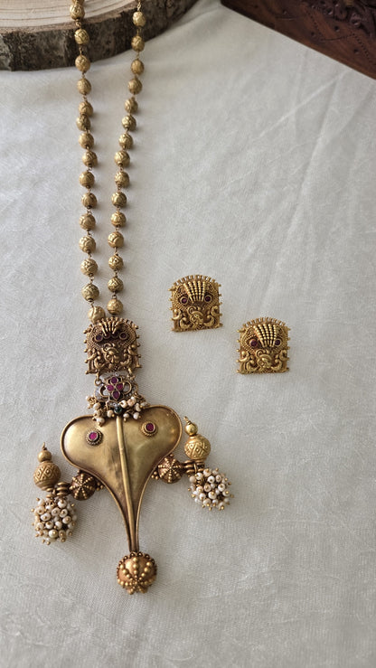 Contemporary pearls chain