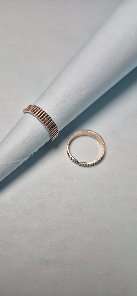 Straight lined toe rings
