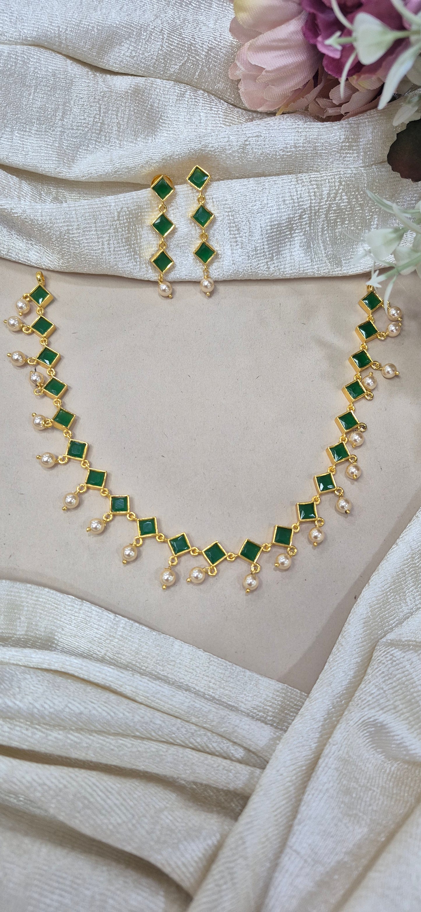 Green stone pearl short necklace