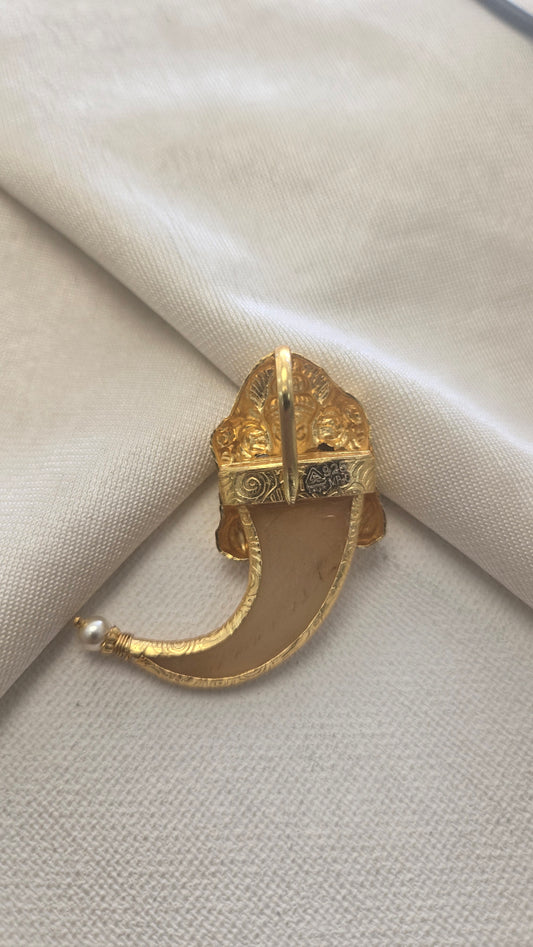 Hand Nakas ganesh Tiger Nail pendant
