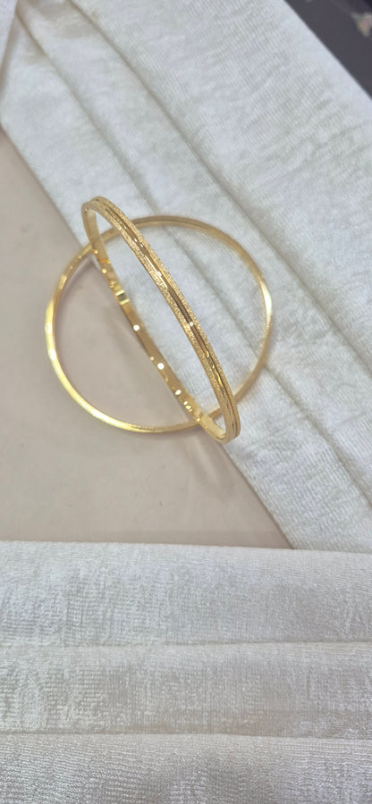Plain bangle single gold line 2.2