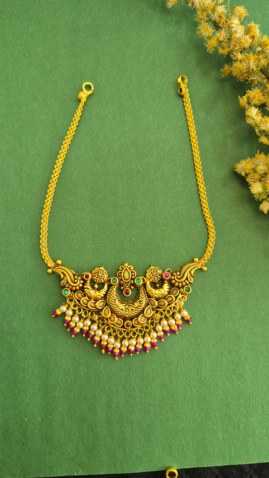 Nakas chandbali short necklack with red beads