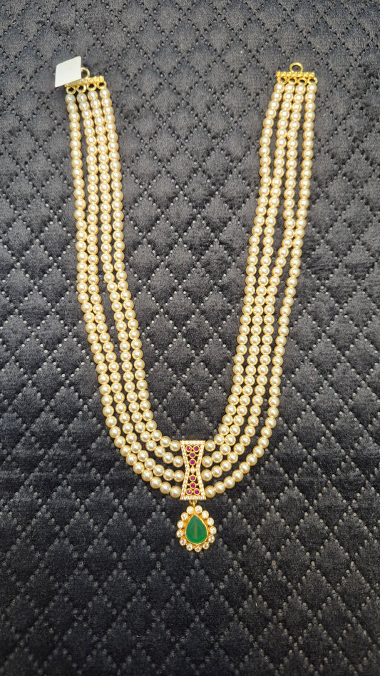 4 layer Short Necklace in pearls with red and green stones