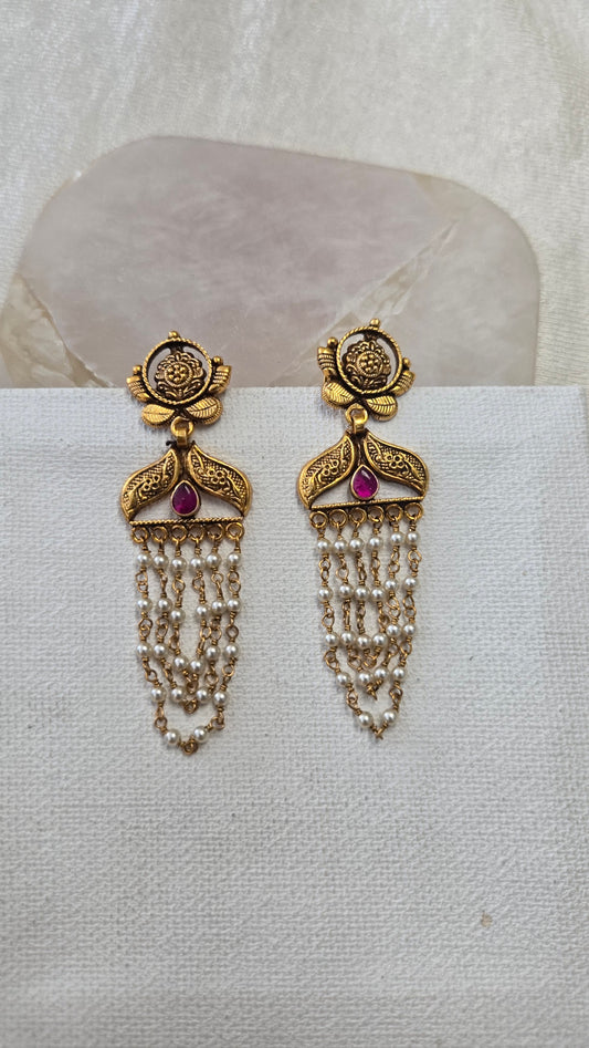 Pearl hanging Earrings