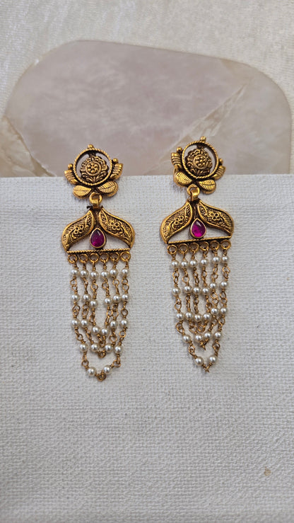 Pearl hanging Earrings